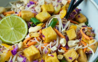 Asiatischer Glasnudelsalat mit Erdnussdressing - vegan & einfach