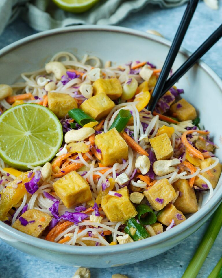Asiatischer Glasnudelsalat mit Erdnussdressing – vegan & einfach