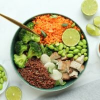 asiatische bowl mit tofu und erdnussdressing