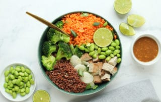 asiatische bowl mit tofu und erdnussdressing