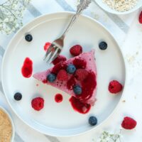 veganer Kuchen mit Himbeeren und Sojajoghurt