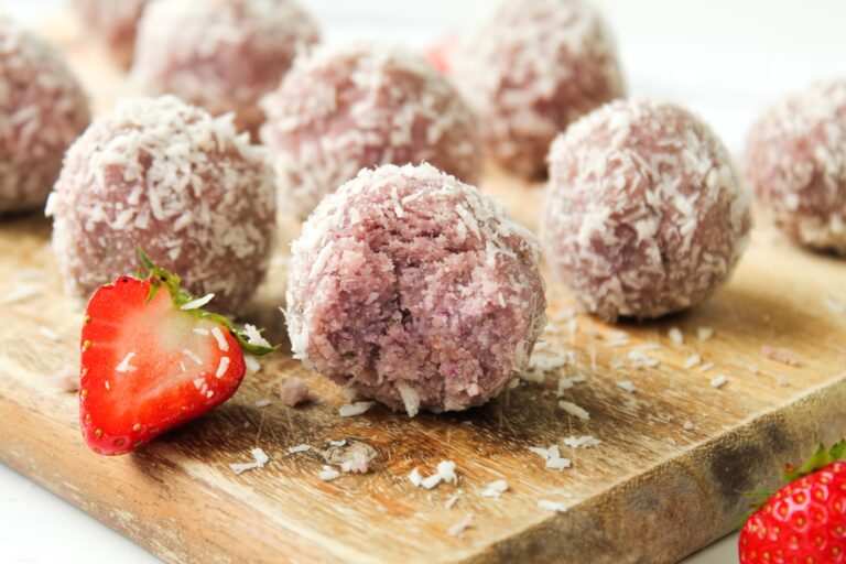 Gesunde Energy Balls mit Erdbeeren und Kokos