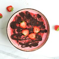 gesunder Nachtisch mit Erdbeeren