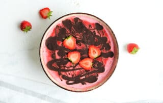 gesunder Nachtisch mit Erdbeeren