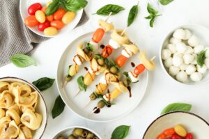 Tomate Mozzarella Tortellini Spieße|einfache vegetarische Tortellini Spieße|Tortellini Spieße - vegetarisches Fingerfood|Fetacreme mit griechischem Joghurt|Rote Bete Feta Salat mit Pinienkernen|Rote Bete Salat mit Feta und Pinienkernen