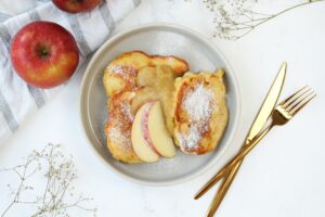 Hier kann man ein zuckerfreies Apfelküchlein mit Skyr sehen|Auf dem Bild ist eine zuckerfreies Apfelküchlein mit Skyr zusehen|Hier sieht man ein zuckerfreies Apfelküchlein mit Skyr|Zusehen ist ein zuckerfreies Apfelküchlein mit Skyr