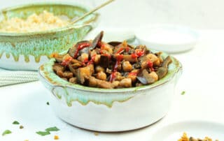 Hier ist eine vegetarische Auberginepfanne mit Kichererbsen zu sehen