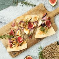 Flammkuchen mit Ziegenfrischkäse und Feigen