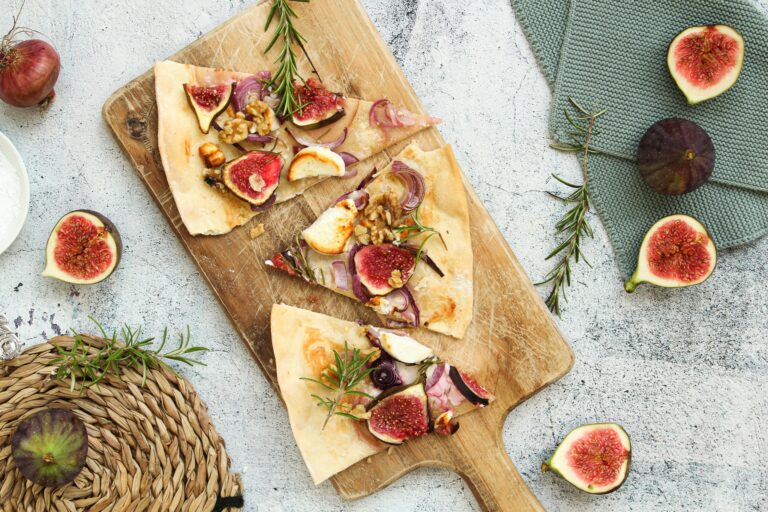 Flammkuchen mit Feigen und Ziegenfrischkäse