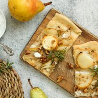 Flammkuchen mit Ziegenkäse, Walnuss und Birne