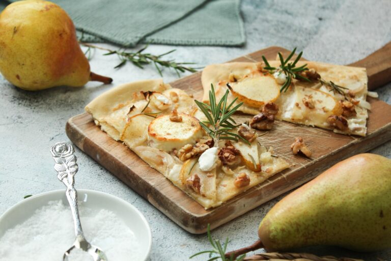 Flammkuchen mit Birne, Ziegenkäse und Walnüssen