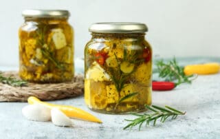 Zusehen ist ein selbstgemachter eingelegter Feta in Olivenöl