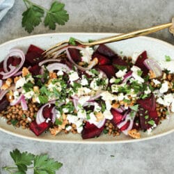 Hier kann man einen Vegetarischen Rotebeete Salat mit Linsen und Feta sehen