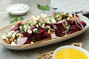 Hier ist ein Rotebeete Linsen Salat mit Feta zusehen