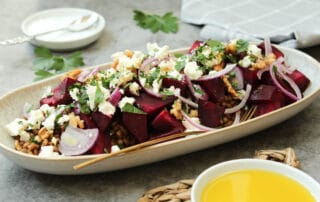 Hier ist ein Rotebeete Linsen Salat mit Feta zusehen