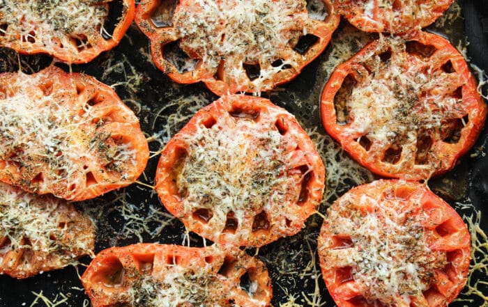 Hier sind Fleischtomaten mit Parmesan aus dem Ofen zusehen