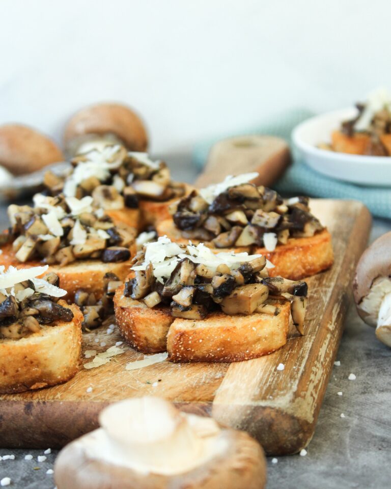 Pilz-Bruschetta – vegetarisch Hier sieht man Bruschetta mit Pilzen und Parmesan