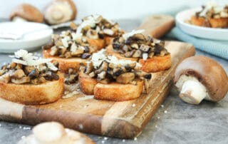 Zusehen sind Pilz Bruschetta mit Champignons und Shiitake