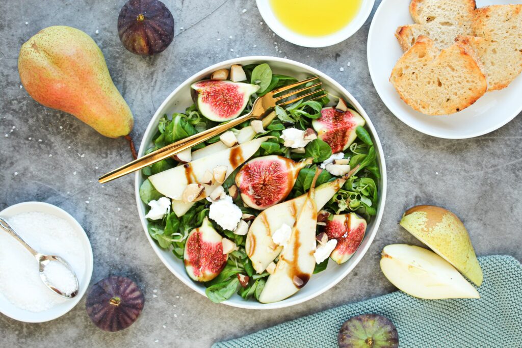 Winterlicher Feldsalat mit Feigen, Ziegenkäse, Birne und Nüssen