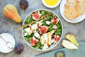 Hier ist ein Salat mit Ziegenkäse und Honig zusehen|Zusehen ist ein winterlicher Feldsalat mit Ziegenkäse und Feigen