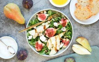 Hier ist ein Salat mit Ziegenkäse und Honig zusehen