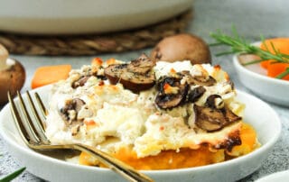 Zusehen ist eine vegetarische Lasagne mit Kürbis und Champignons