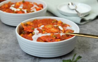 Zusehen sind Ravioli mit Tomatensoße, Reis und Erbsen