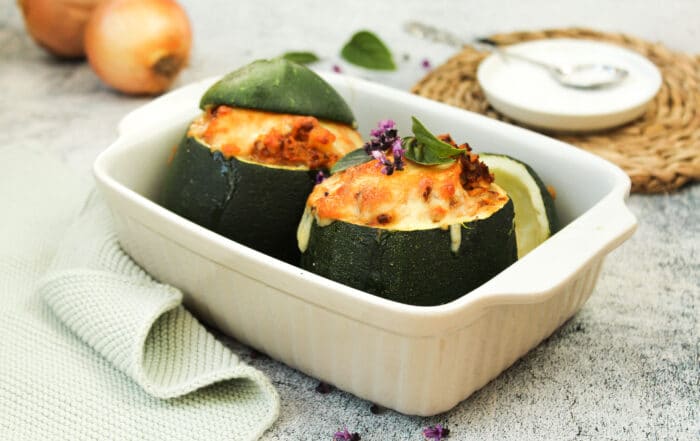 Zusehen sind gefüllte Zucchini mit Reis und vegetarischen Hackfleisch