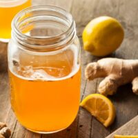Kombucha mit Scoby und Zutaten
