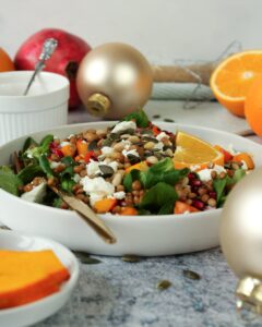 Auf dem Bild befindet sich ein Wintersalat mit Granatapfel und Feta