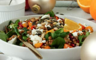 Auf dem Bild befindet sich ein Wintersalat mit Granatapfel und Feta