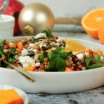 Zusehen ist ein winterlicher Salat mit Kürbis, Linsen und Feta in einem tiefen Teller