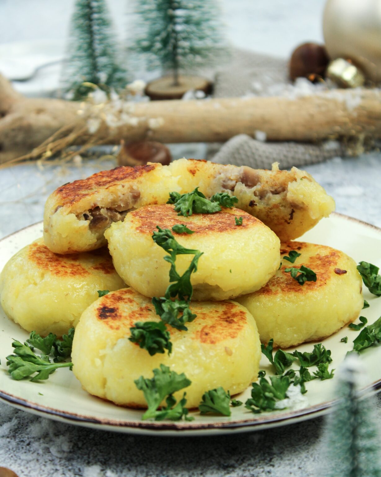 Gebratener Kloßteig mit Maronen, Apfel Füllung Gebratener Kloßteig mit Maronen, Apfel Füllung