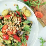 Veganer Gnocchi Salat mit Pinienkernen