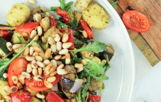 Veganer Gnocchi Salat mit Pinienkernen