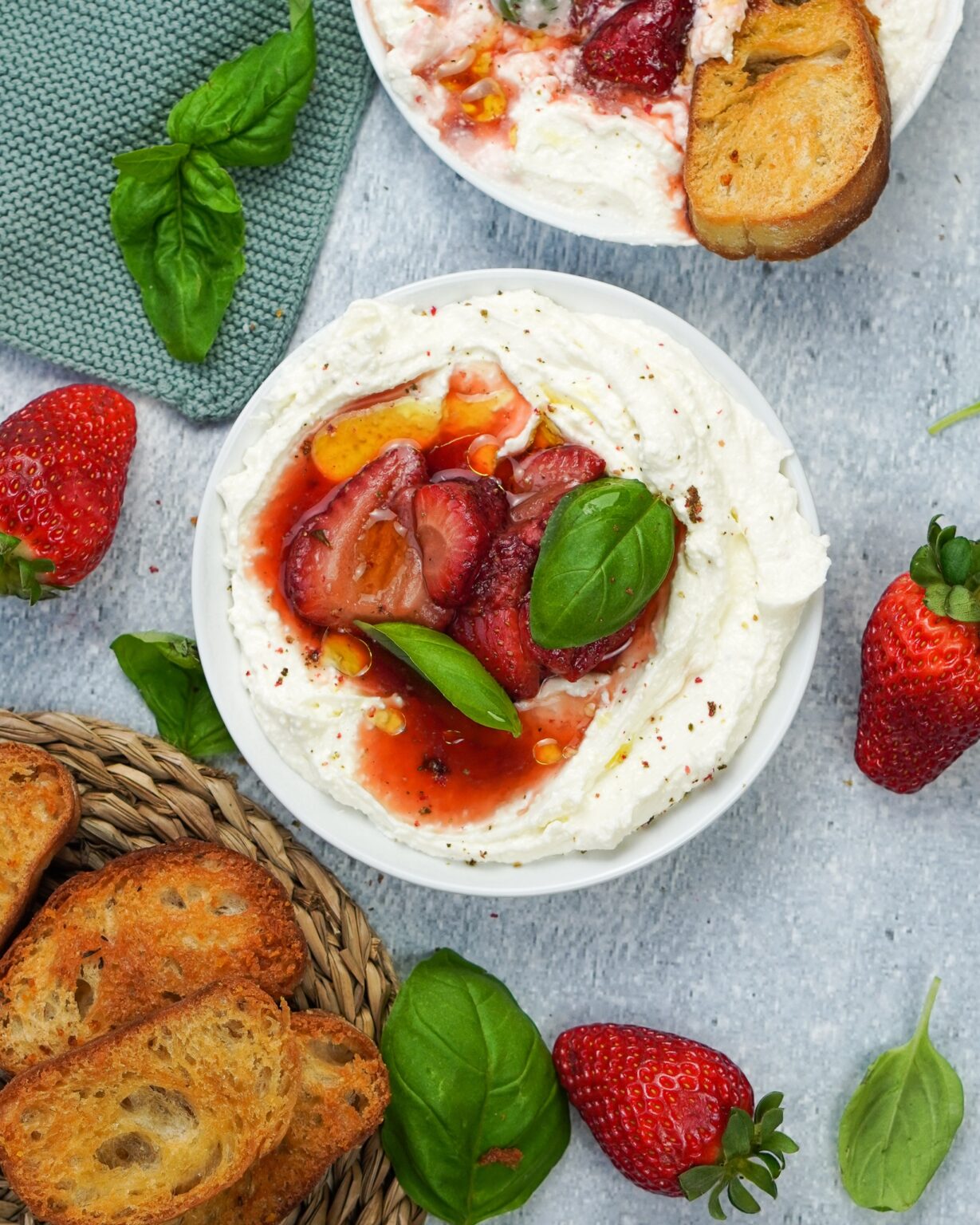 Feta Joghurt Dip mit Erdbeeren und Balsamico Feta Joghurt Dip mit Erdbeeren und Balsamico