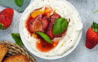 Feta Joghurt Dip mit Erdbeeren und Balsamico – Jetzt zubereiten