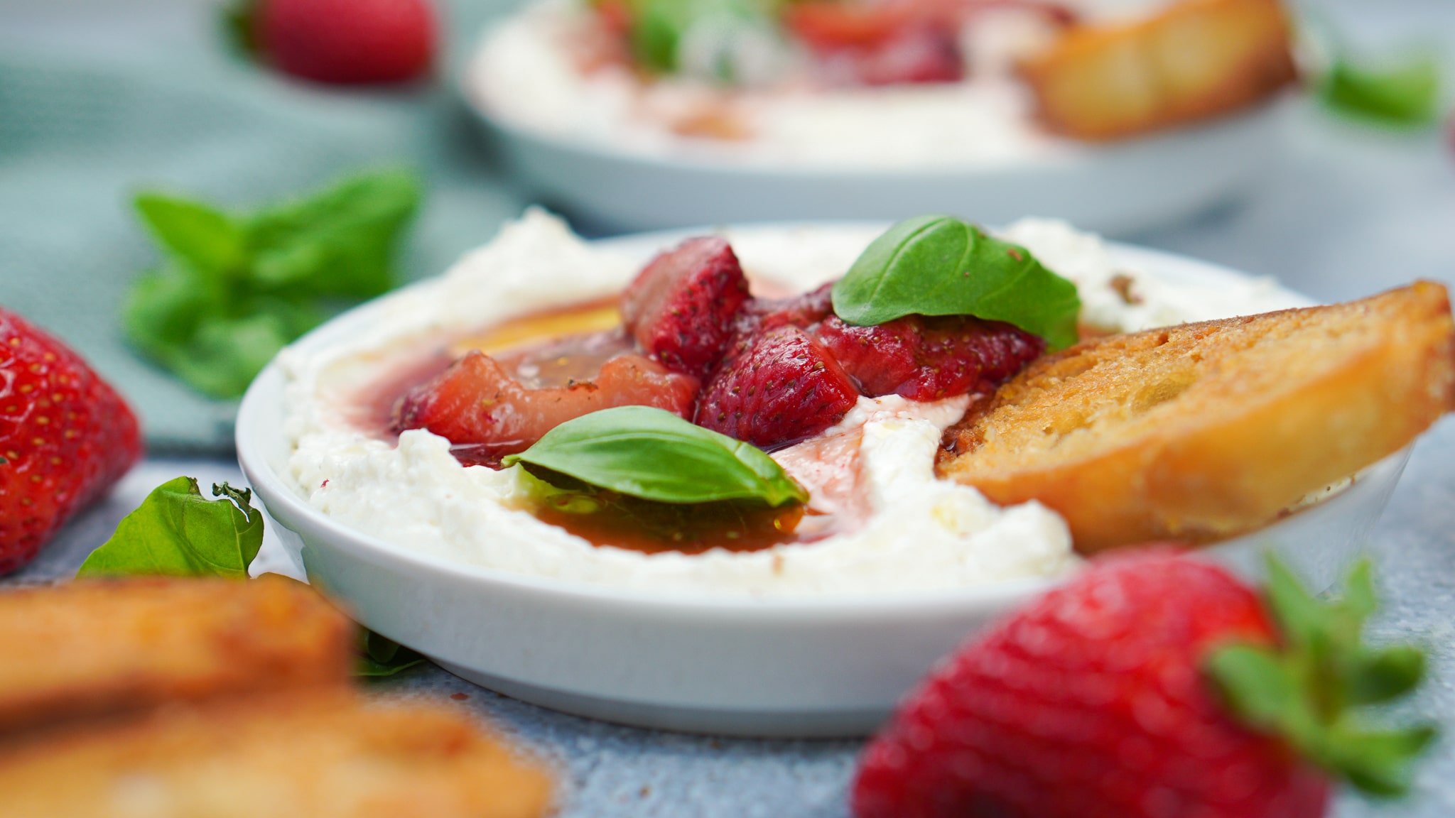 Feta Joghurt Dip mit Erdbeeren und Balsamico – Jetzt zubereiten
