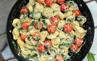 Tortellini Pfanne mit Spinat und Frischkäse – vegetarisch