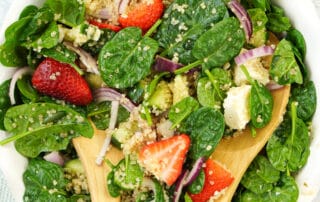 Spinatsalat mit Feta & Quinoa + einfaches Dressing – Jetzt zubereiten