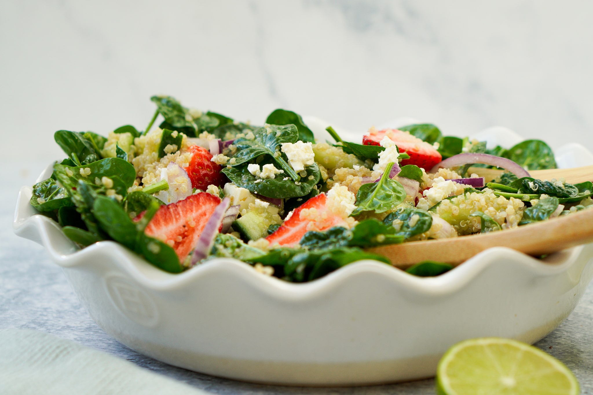 Spinatsalat mit Feta & Quinoa + einfaches Dressing – Jetzt zubereiten