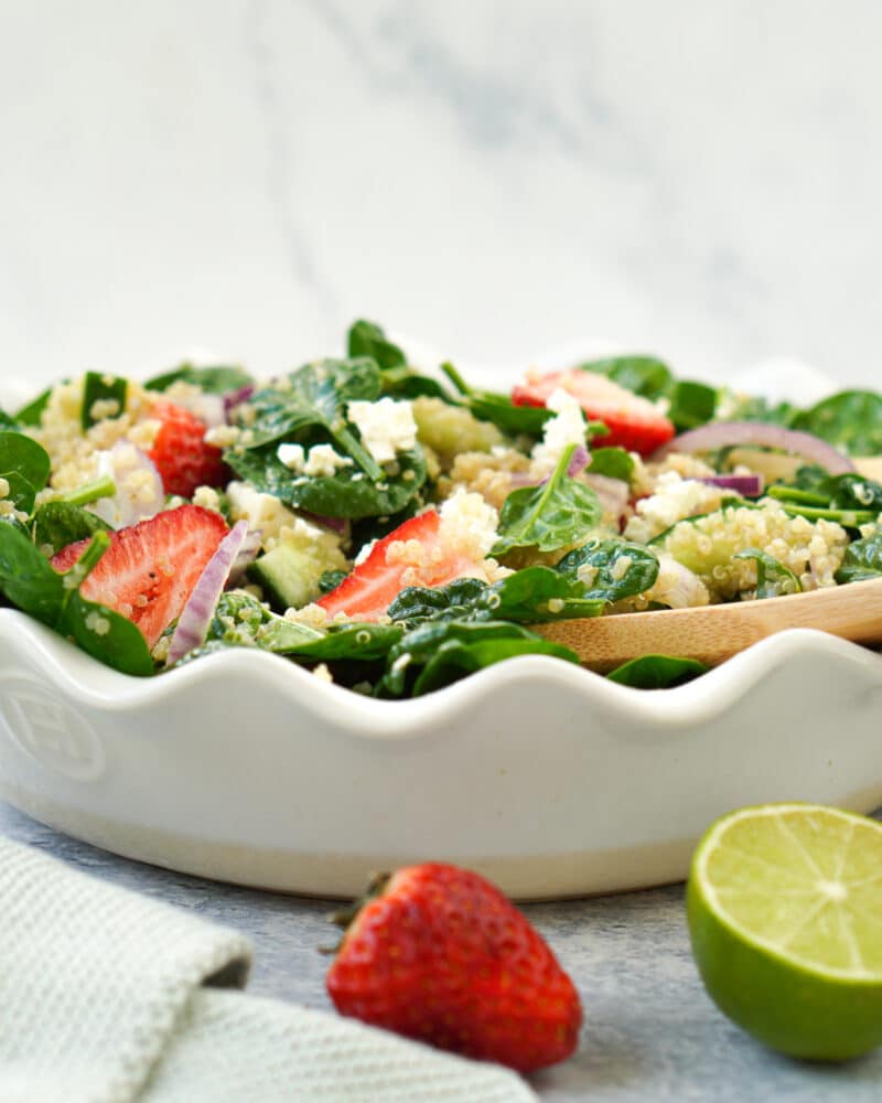 Spinatsalat mit Feta &amp; Quinoa + einfaches Dressing – Jetzt zubereiten