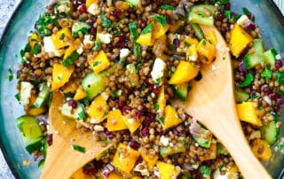 Linsensalat mit Feta, Mango und Granatapfelkernen