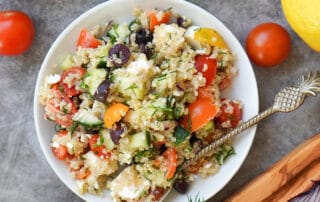 Quinoa Salat mit Feta und Oliven – Jetzt zubereiten