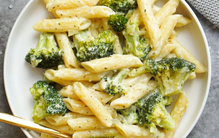 Auf dem Bild wird eine Pasta mit Brokkoli auf einem weißen Teller gezeigt