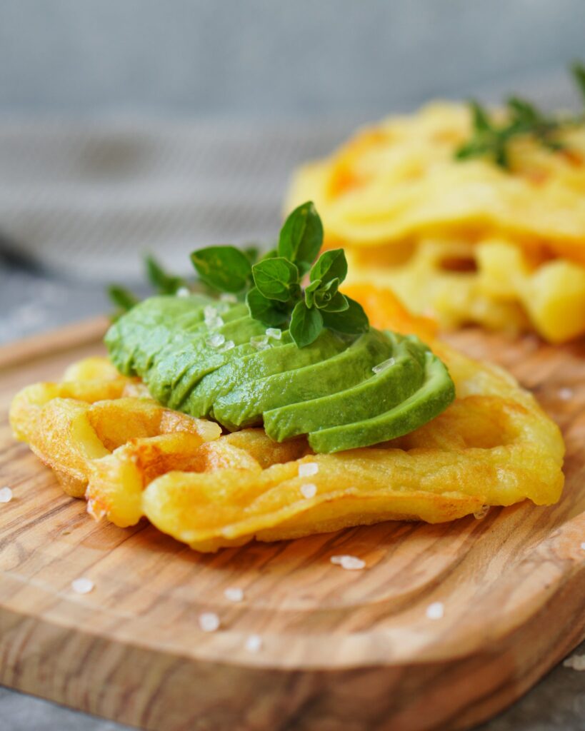 Zusehen ist eine Waffel aus Kloßteig mit Avocado