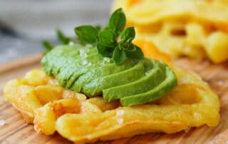 Zusehen ist eine Waffel aus Kloßteig mit Avocado