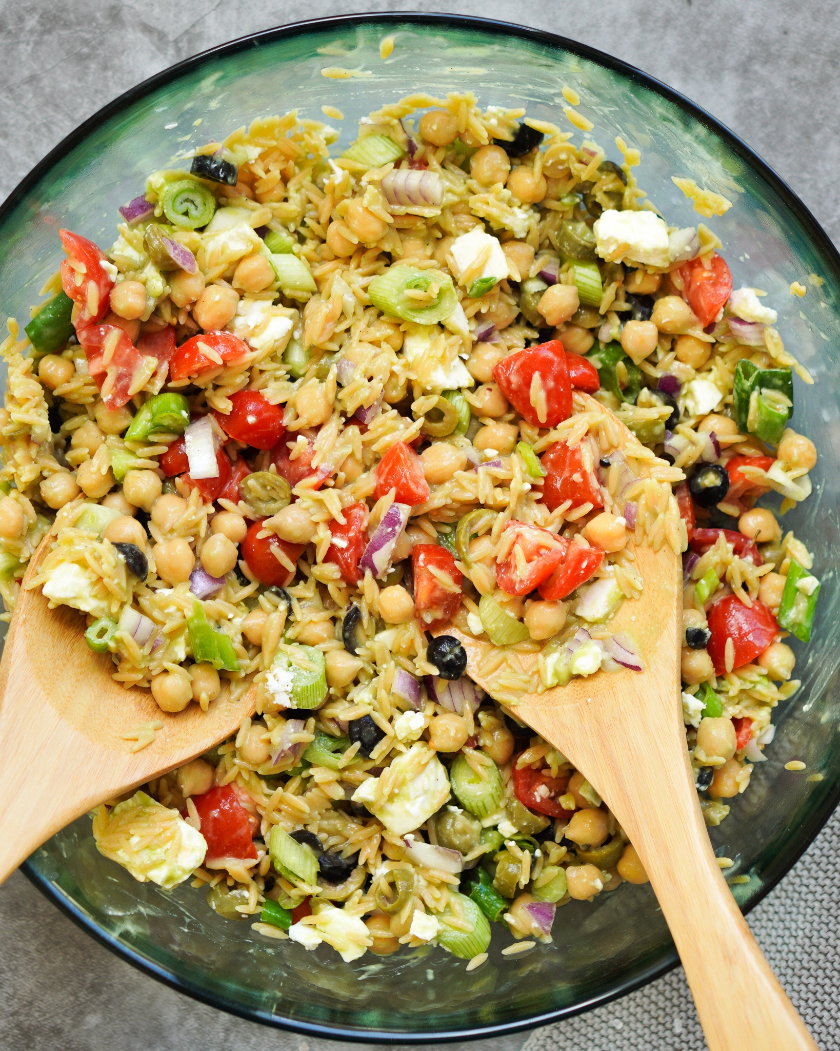 High Protein Salat mit roten Linsen, Kichererbsen und Feta (glutenfrei)