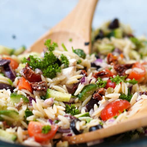 Griechischer Orzo Salat | Perfekt als Grillbeilage