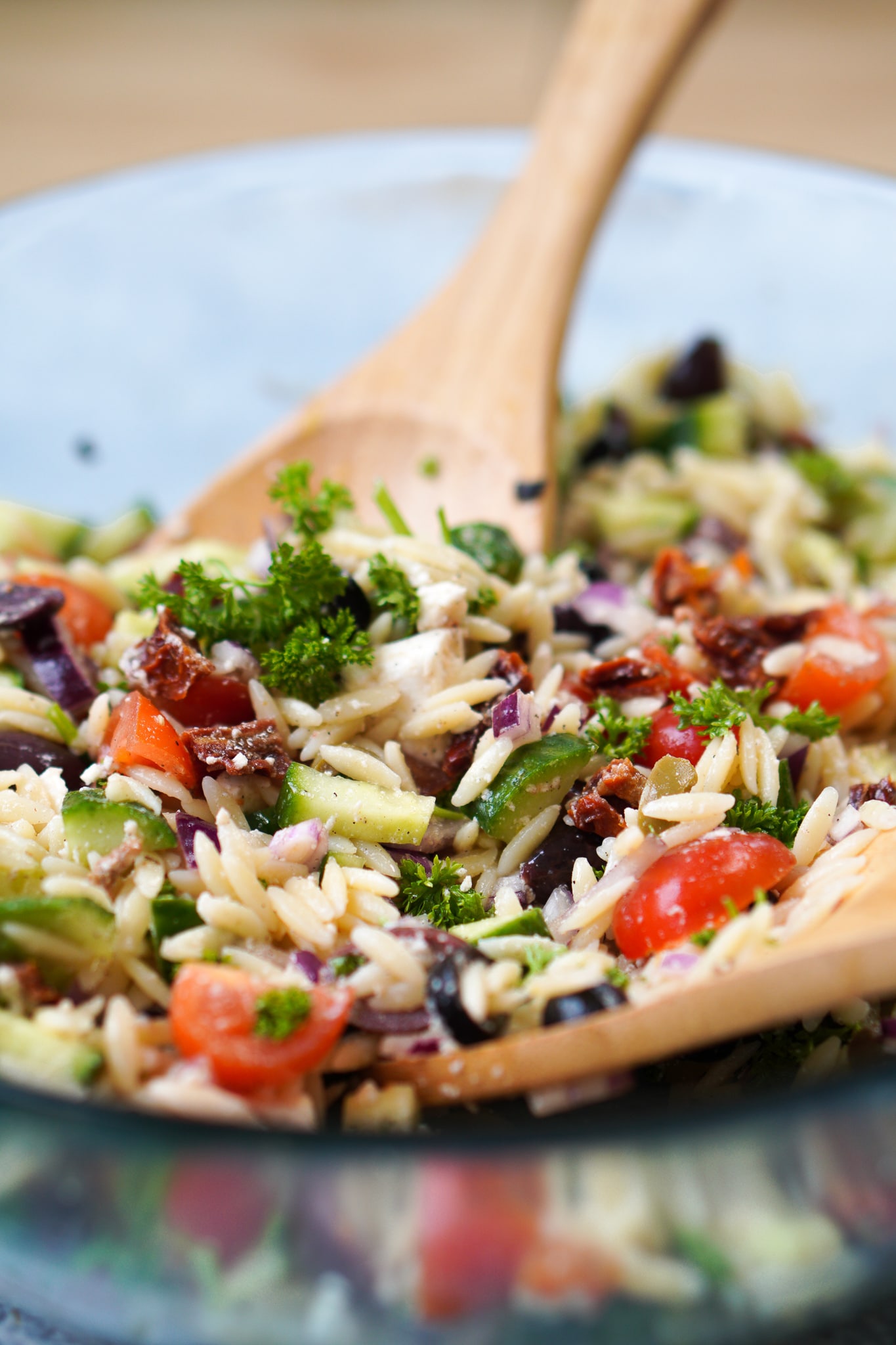 Griechischer Orzo Salat | Perfekt als Grillbeilage